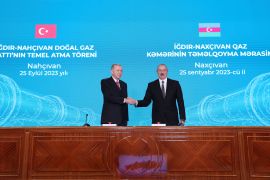 أردوغان (يسار) أكد في لقائه بعلييف أن انتصار أذربيجان في قره باغ يعزز فرص تطبيع العلاقات في المنطقة (الأناضول)