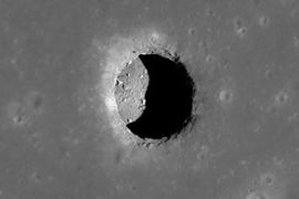 موقع مظلل داخل إحدى الفوهات القمرية يحتوي على كهوف ذات درجة حرارة معتدلة تبلغ 17 مئوية (ناسا)