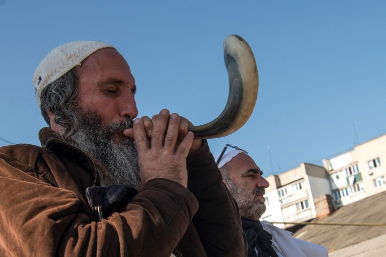An Ultra-Orthodox Jew blows a shofar during a celebration of the Rosh Hashanah holiday, the Jewish New Year, amid Russia's attack on Ukraine, in Uman, Ukraine September 17, 2023. REUTERS/Vladyslav Musiienko