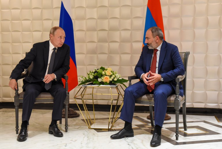 يريفان، أرمينيا - 1 أكتوبر 2019: الرئيس الروسي فلاديمير بوتين (يسار) يستمع إلى رئيس الوزراء الأرميني نيكول باشينيان، على اليمين، خلال اجتماع في يريفان، أرمينيا.ـ (شتر ستوك)