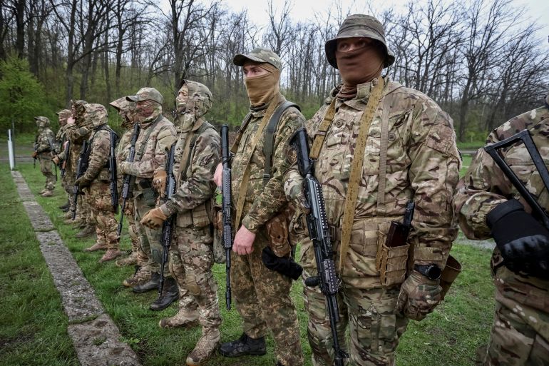 مجندون من لواء العاصفة المتقشف التابع للحرس الوطني الأوكراني يتدربون في قاعدة الوحدة، وسط الهجوم الروسي على أوكرانيا، في منطقة خاركيف، أوكرانيا في 20 أبريل 2023. رويترز/فيكتوريا ياكيمينكو