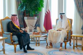 جانب من لقاء أمير قطر (يمين) ووزير الخارجية السعودي في الديوان الأميري القطري (الصحافة القطرية)