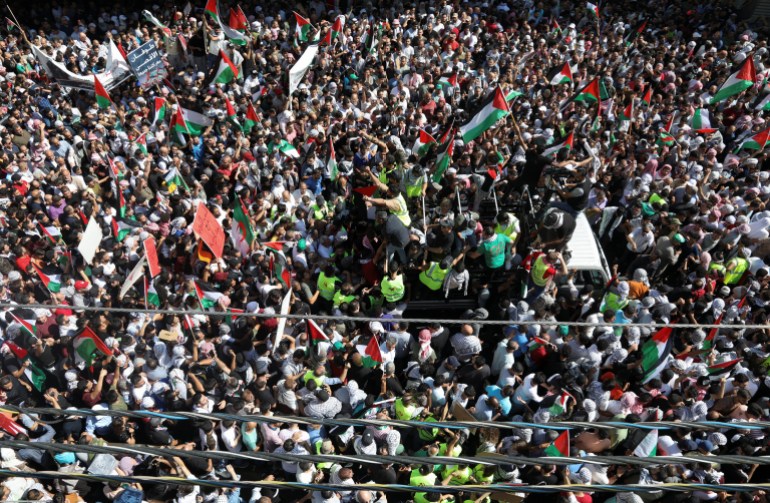 المتظاهرون دعوا الحكومة الأردنية إلى تحمل مسؤولياتها واستخدام كافة أوراق الضغط (رويترز)