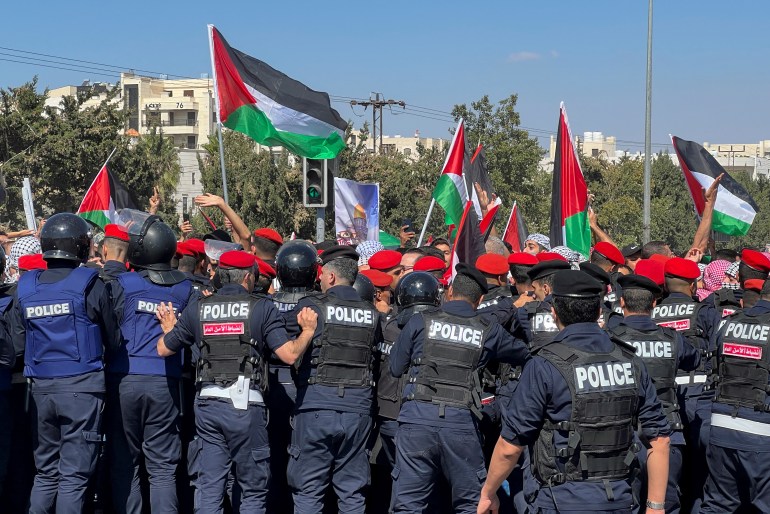 الداخلية الأردنية قالت إن الحدود مع إسرائيل "مناطق محظورة للتجمهر" (رويترز)