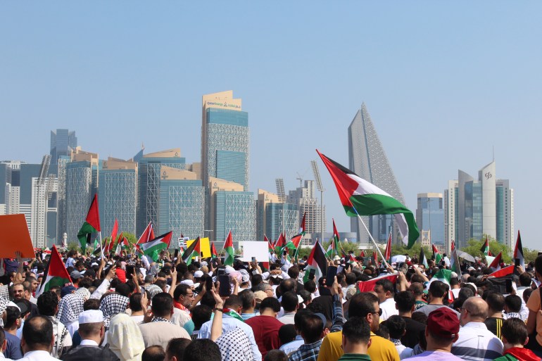 المتظاهرون رفعوا شعارات تحفز المقاومة (الجزيرة)