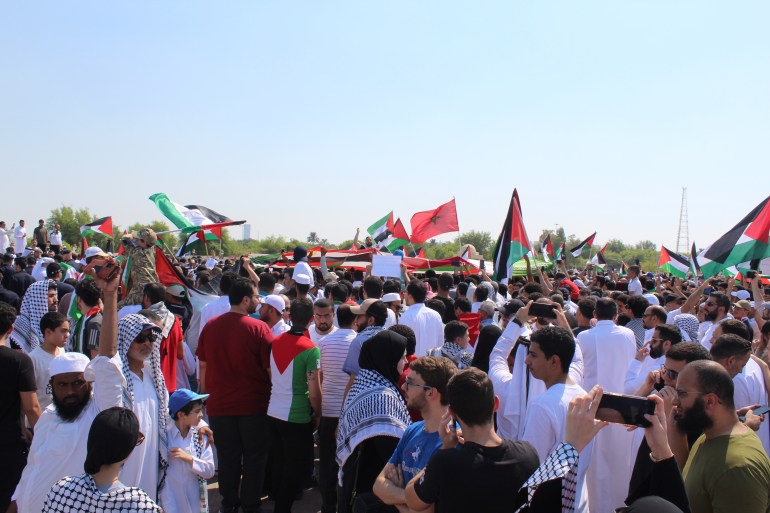 المتظاهرون حرصوا على ارتداء الكوفية الفلسطينية (الجزيرة)