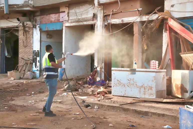 شركات الخدمات العامة طرابلس تعقم الشوارع في درنة -الجزيرة