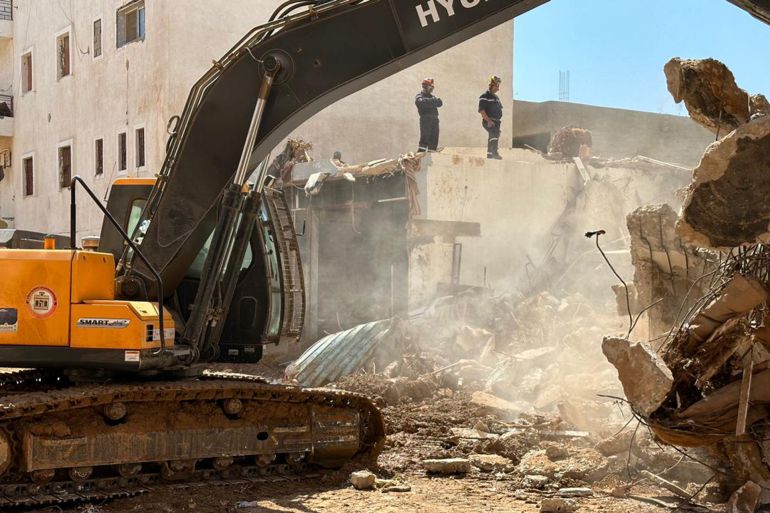 شركة الخدمات العامة مصراتة تساهم في إزالة المخلفات من بعض شوارع درنة-الجزيرة