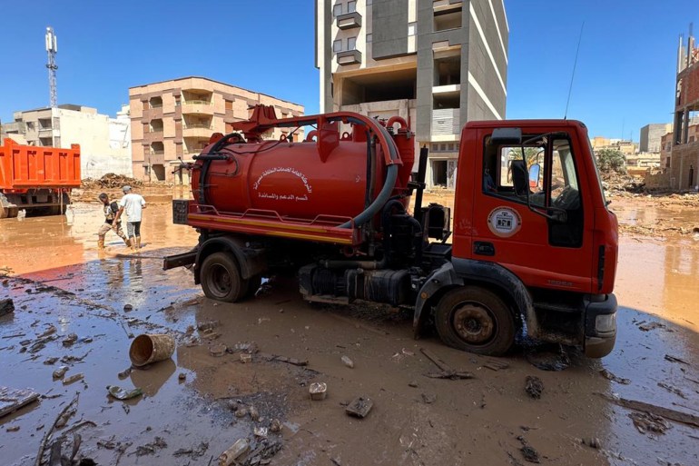 شركة الخدمات العامة مصراتة تساهم في شفط المياه من شوارع درنة-الجزيرة