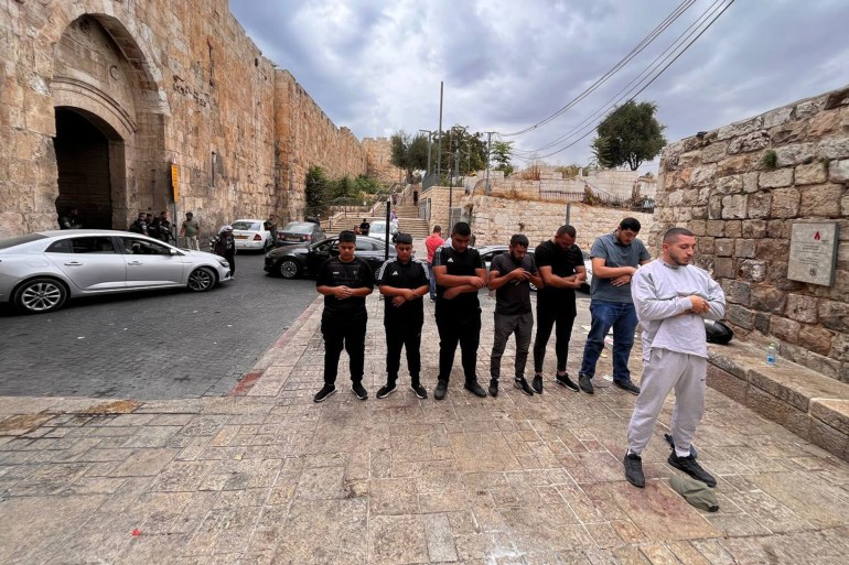 فلسطين-القدس-مقدسيون يؤدون صلاة الظهر خارج سور القدس قرب باب الأسباط بعد منعهم من الدخول-الجزيرة نت -9_10_2023