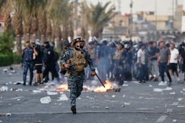 قوات الأمن العراقية فرقت المتظاهرين في ميدان التحرير (رويترز)