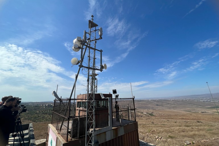 الجيش اللبناني يمتلك قرابة خمسة أبراج مراقبة مجهزة بمناظير ليلية أجنبية وكاميرات رصد عالية الدقة (الجزيرة)