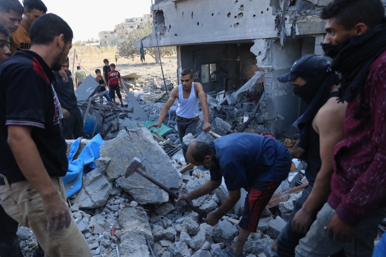 بمعاول ومعدات بدائية يعمل متطوعون على نجدة الضجايا تحت ركام المنازل المدمرة في غزة-رائد موسى-الجزيرة نت