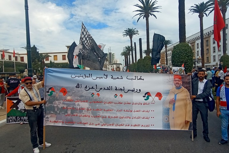 / مغاربة يطالبون ملك البلاد بإلغاء اتفاقية التطبيع مع تل أبيب/ مصدر الصورة: الجزيرة نت