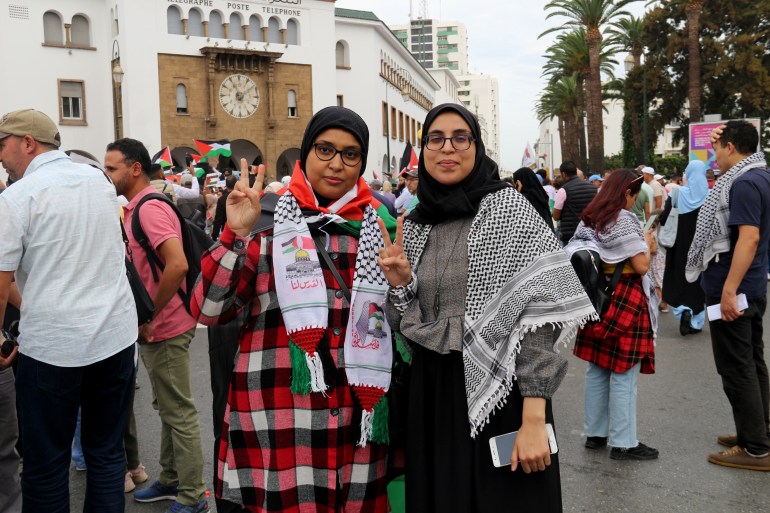 مريم وصديقتها هلا قدمتها من مراكش للمشاركة في مسيرة دعم المقاومة/ مصدر الصورة: الجزيرة نت