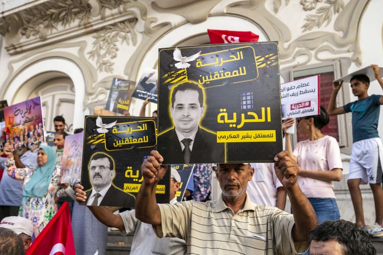 عائلات المعتقلين السياسيين في تونس تبدأ اعتصاما مفتوحا للإفراج عنهم