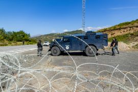 شرطة كوسوفو تواصل تشديد الإجراءات الأمنية والقيام بدوريات منتظمة في موقع تبادل إطلاق النار (الأناضول)
