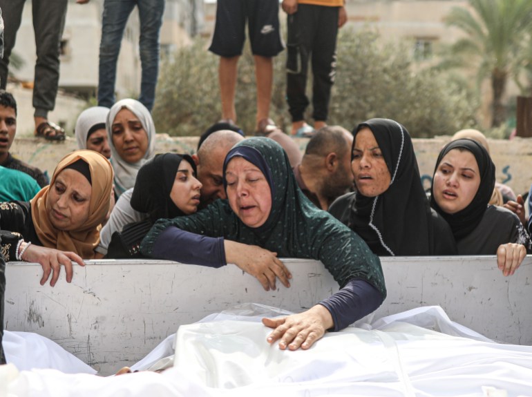 أكثر من 400 شهيد سقط في غزة جراء الغارات الإسرائيلية (الأناضول)