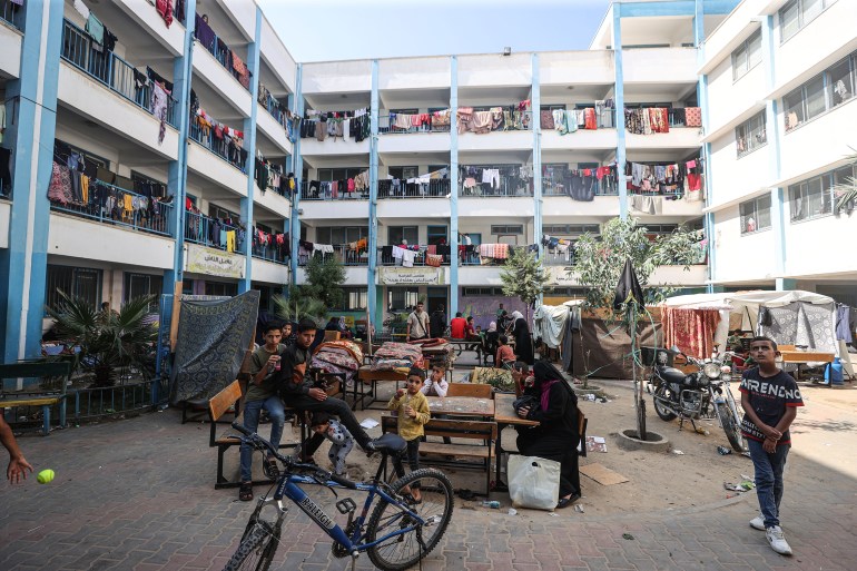 لجأ إلى مدارس الأونروا آلاف النازحين الفلسطينيين في غزة 