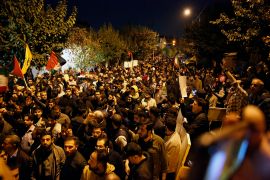 متظاهرون إيرانيون يحتجون على الغارات الإسرائيلية على غزة في ساحة فلسطين بالعاصمة طهران (الأناضول)
