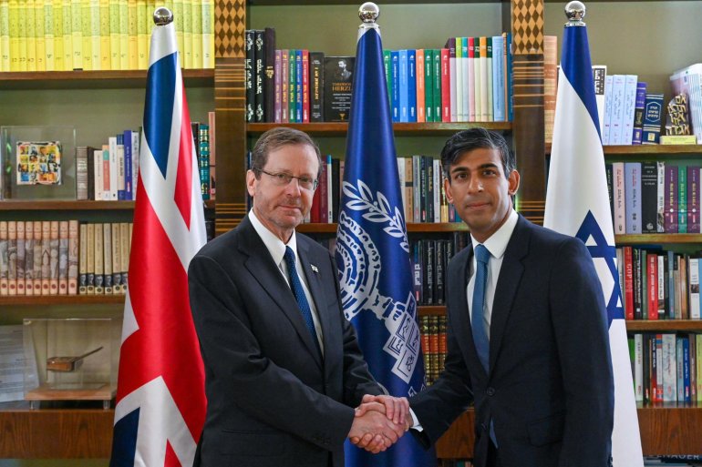  رئيس الوزراء البريطاني ريشي سوناك (يمين) يلتقي الرئيس الإسرائيلي إسحاق هرتسوغ (يسار) لتقديم الدعم لإسرائيل (الأناضول)