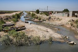 العراق يحاول الاستفادة من مياه الأمطار في ظل انحسار مياه نهريه (الفرنسية)
