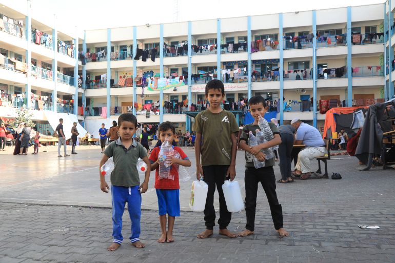 كيف يعيش آلاف الفلسطينيين المهجرين في مدارس الأونروا