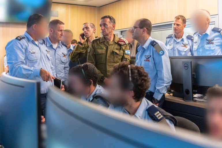 رئيس أركان الجيش الإسرائيلي يتفقد قائدة سلاح الجو الإسرائيلي بالجنوب خلال شن غارات على قطاع غزة (الجزيرة)