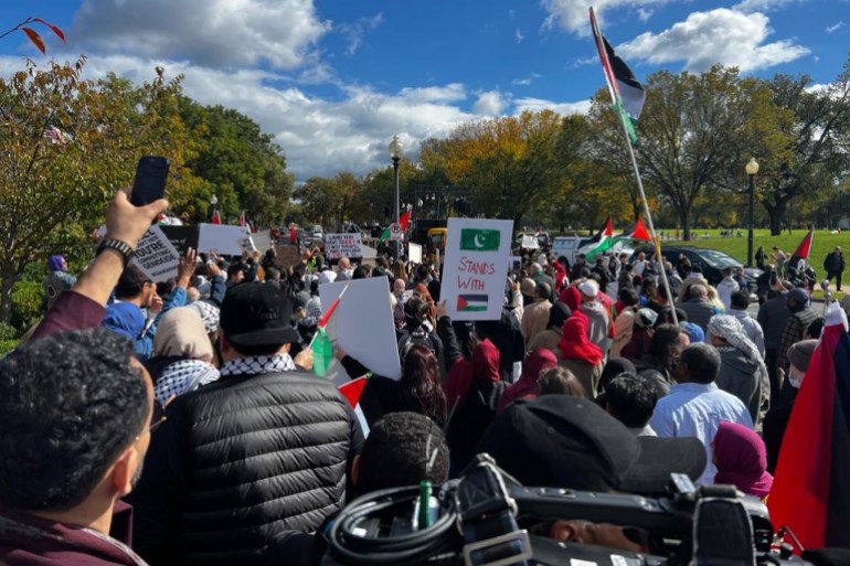 مشاركون في مسيرة بالعاصمة الأميركية واشنطن للتنديد بقصف غزة