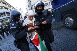 الشرطة الألمانية تعتقل ناشطة خلال مظاهرة سابقة تضامنا مع فلسطين (رويترز)