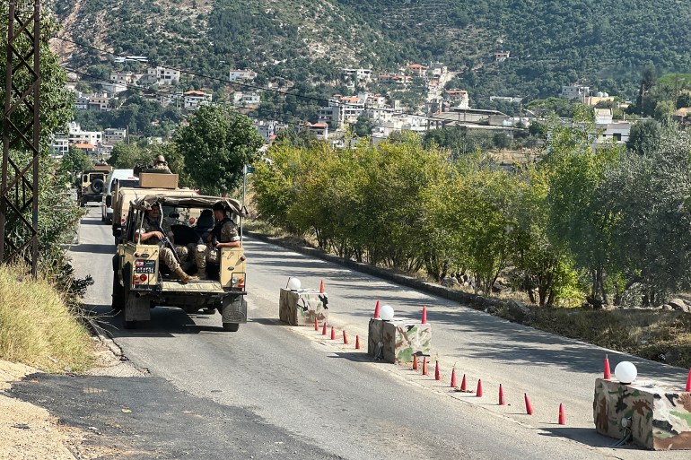 الجيش اللبناني: المهربون احترفوا الكر والفر مع الجيش وتجاوز الألغام المزروعة بالجانبين (الجزيرة)