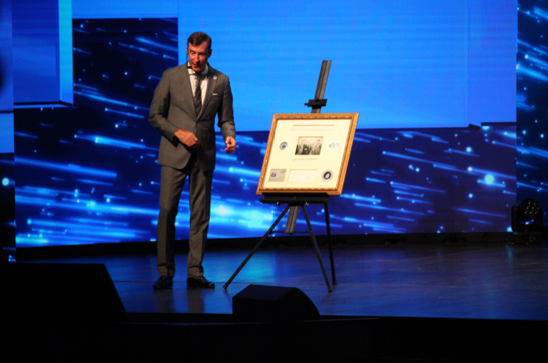 رئيس الاتحاد الدولي للملاحة الفضائية خلال كلمته في افتتاح المؤتمر (الجزيرة)