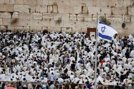 Jewish worshippers hold the four species, used in rituals during the Jewish holiday of Sukkot, as they take part in a special priestly blessing at the Western Wall, Judaism&#39;s holiest prayer site, in Jerusalem&#39;s Old City, October 2, 2023. REUTERS/Ammar Awad (رويترز)