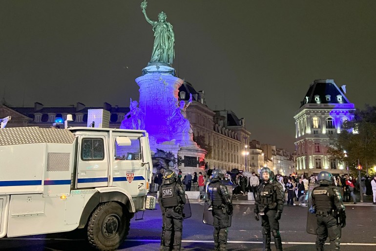 عناصر الشرطة الفرنسية يضعون كاميرات صغيرة على ستراتهم يستطيعون للاحتفاظ بصور وجوه المتظاهرين (الجزيرة)