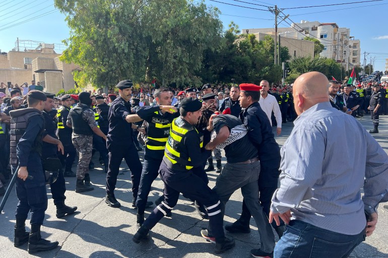 الأمن الأردني يمنع تظاهرات منددة بمجزرة مستشفى المعمداني من الوصول لسفارة الاحتلال