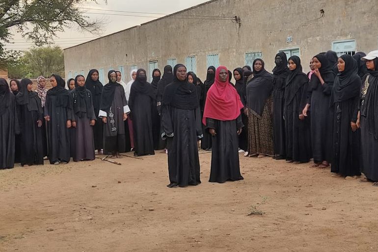 معسكرات التدريب في السودان تعلم النساء كيفية حماية أنفسهن والأسعافات الأولية (الجزيرة)