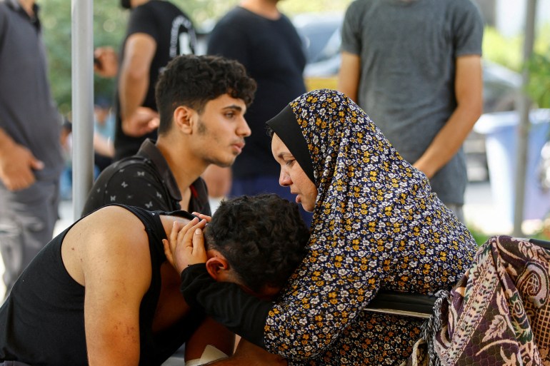 FILE PHOTO: Palestinian woman, Sabreen Abu Daqqa reacts before the funeral of her daughter and two sons, who were killed in Israeli strikes, in Khan Younis in the southern Gaza Strip October 8, 2023. REUTERS/Ibraheem Abu Mustafa/File Photo