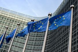 أعلام الاتحاد الأوروبي أمام مبنى المفوضية الأوروبية في بروكسل (غيتي)