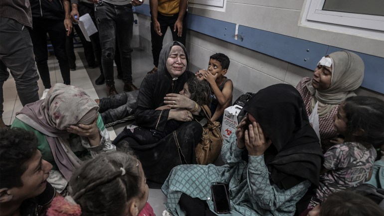 المتحدث باسم وزارة الصحة بغزة: ارتفاع عدد الشهداء إلى 500 جراء القصف الإسرائيلي على المستشفى الأهلي المعمداني بغزة. ونتيجة لهذا الهجوم، تم نقل العديد من الجرحى إلى مستشفى الشفاء في مدينة غزة. (علي جاد الله – وكالة الأناضول)