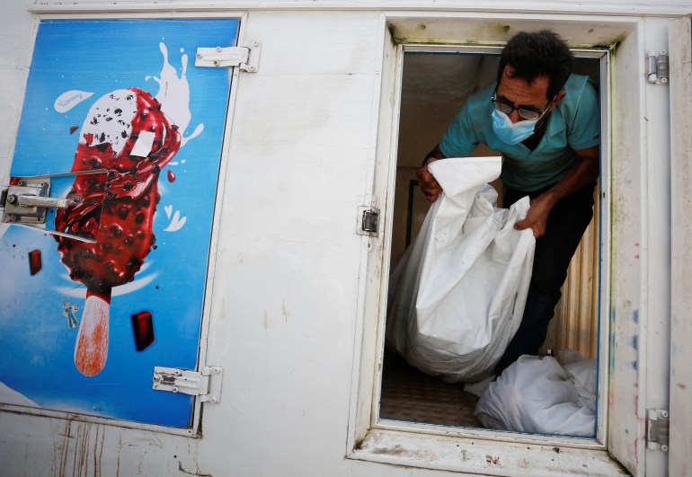 لجأ الفلسطينيون إلى عربات المثلجات لحفظ الجثث بعد بلوغ طاقة استيعاب المستشفيات حدها (رويترز)