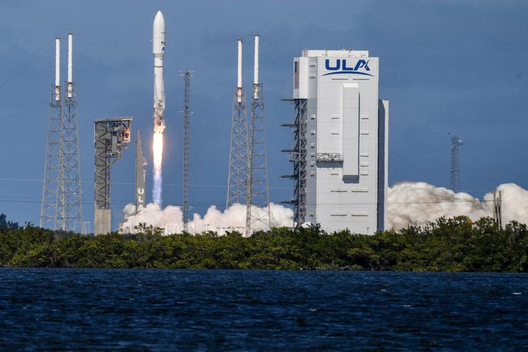 Project Kuiper ของ Amazon เปิดตัวภารกิจทดสอบดาวเทียมทางอินเทอร์เน็ตครั้งแรก CAPE CANAVERAL ฟลอริดา สหรัฐอเมริกา - 6 ตุลาคม: จรวด United Launch Alliance Atlas V ซึ่งบรรทุกดาวเทียมสองดวงแรกสาธิตสำหรับกลุ่มดาวอินเทอร์เน็ตบรอดแบนด์ Project Kuiper ของ Amazon ยกขึ้นจากแพด 41 ที่ Cape Canaveral Space Force สถานีในเคปคานาเวอรัล ฟลอริดา สหรัฐอเมริกา วันที่ 6 ตุลาคม 2023 (ภาพโดย Paul Hennesy/Anadolu Agency ผ่าน Getty Images)