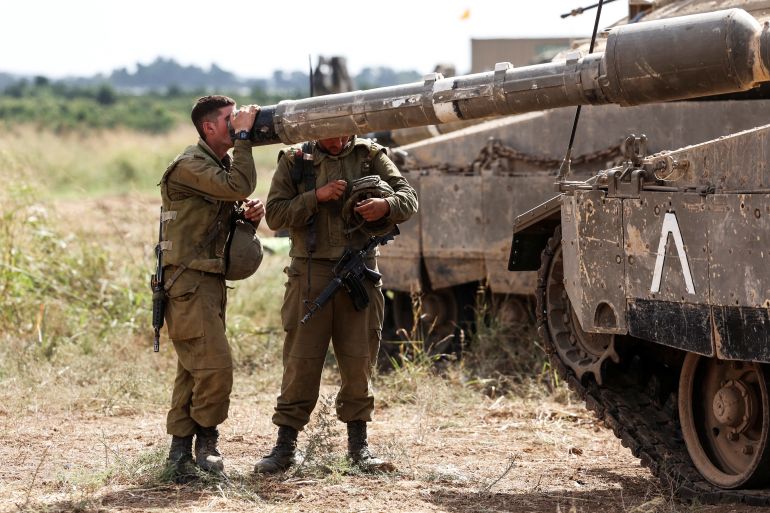 Israeli soldiers check a tank in an area near Israel's border with the Gaza Strip, in southern Israel October 19, 2023. REUTERS/Ronen Zvulun