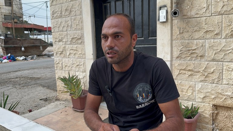 أبو عرة: شرطة الاحتلال اعتقلت عمالا غزيين واعتدت عليهم ورحلتهم إلى المعابر (الجزيرة)