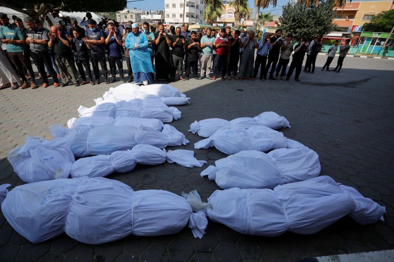 دفن 63 شهيدا في غزة في مقبرة جماعية بعد تعذر التعرف عليهم (رويترز)