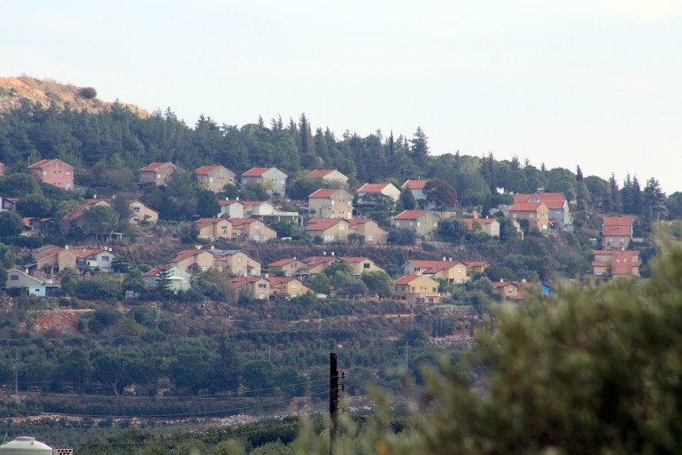 إسرائيل أخلت مستوطناتها على الحدود مع لبنان بعد تعرضها لقصف صاروخي (الجزيرة)