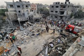 الموت والدمار يلاحق النازحين من شمال قطاع غزة إلى جنوبه (الجزيرة)