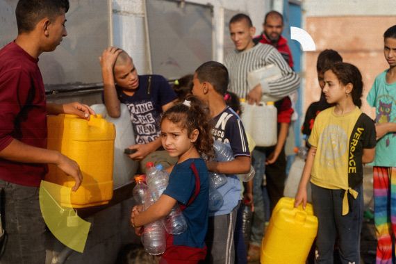 EDITORS NOTE: Graphic content / Palestinians line up to refil their water containers in Rafah on the southern Gaza Strip on October 24, 2023, amid the ongoing battles between Israel and the Palestinian group Hamas. (Photo by MOHAMMED ABED / AFP)