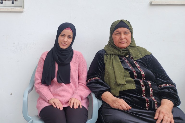 فلسطين- رام الله- عزيزة نوفل- روان أبو زيادة مع والدتها في بيتها في قرية بيتلو - الجزيرة نت .jpg