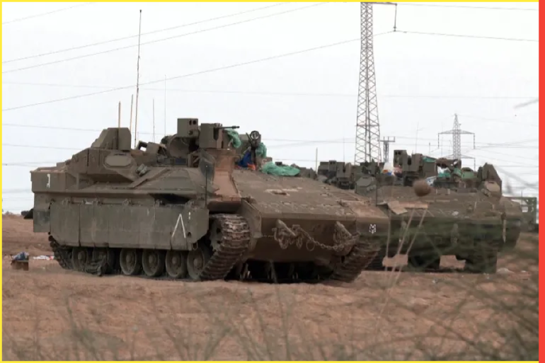 الدبابات بالقرب من حدود غزة (رويترز)