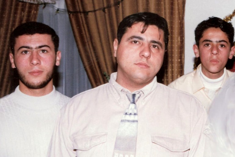 آخر صورة للأسير عبد الله البرغوثي مع أشقائه في العام 1999 .. الجزيرة